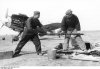 Bundesarchiv Bild 101I-440-1313-37, Flugzeug Messerschmitt Me 109, Waffenreinigen