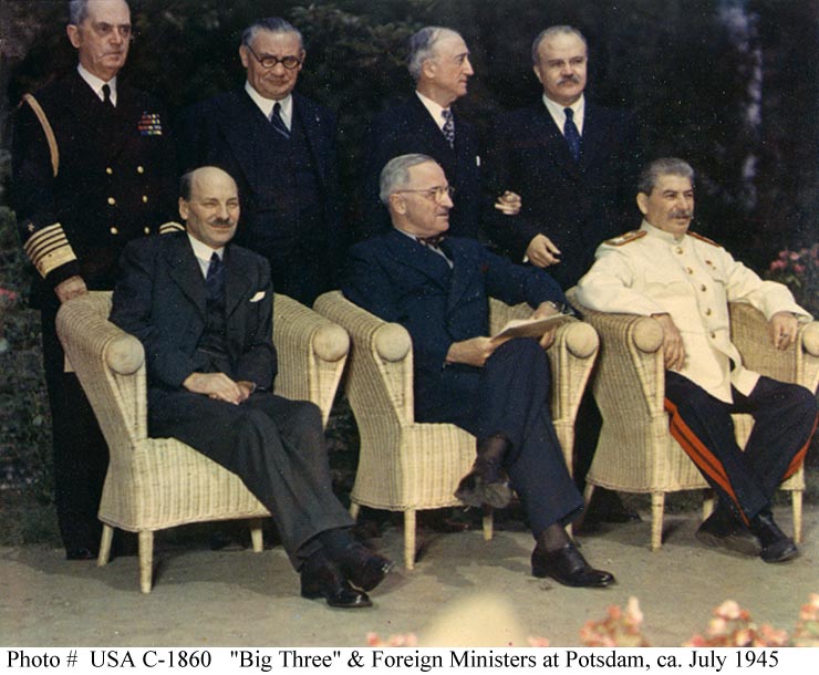 Il Primo Ministro Inglese Clement Atlee, Il Capo di Stato Sovietico Joseph Stalin, il Presidente Americano Harry S. Truman alla Conferenza di Potsdam