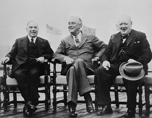 Il Primo Ministro Canadese Mackenzie King, Presidente Franklin D. Roosevelt e il Primo Ministro Winston Churchill alla Conferenza del Quebec.